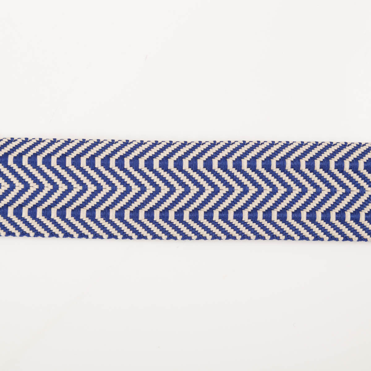 Gurtband doppeltes Zickzack marineblau 3,8cm flach liegend in Nahaufnahme, doppeltes Zickzack aus Polyester