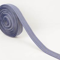 Gurtband doppeltes Zickzack marineblau 3,8cm auf der Rolle, abgewickeltes Band zeigt das gewebte doppelte Zickzackmuster