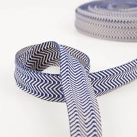 Gurtband doppeltes Zickzack marineblau 3,8cm zur Schlaufe gelegt vor der Rolle, Vorder- und Rückseite sichtbar