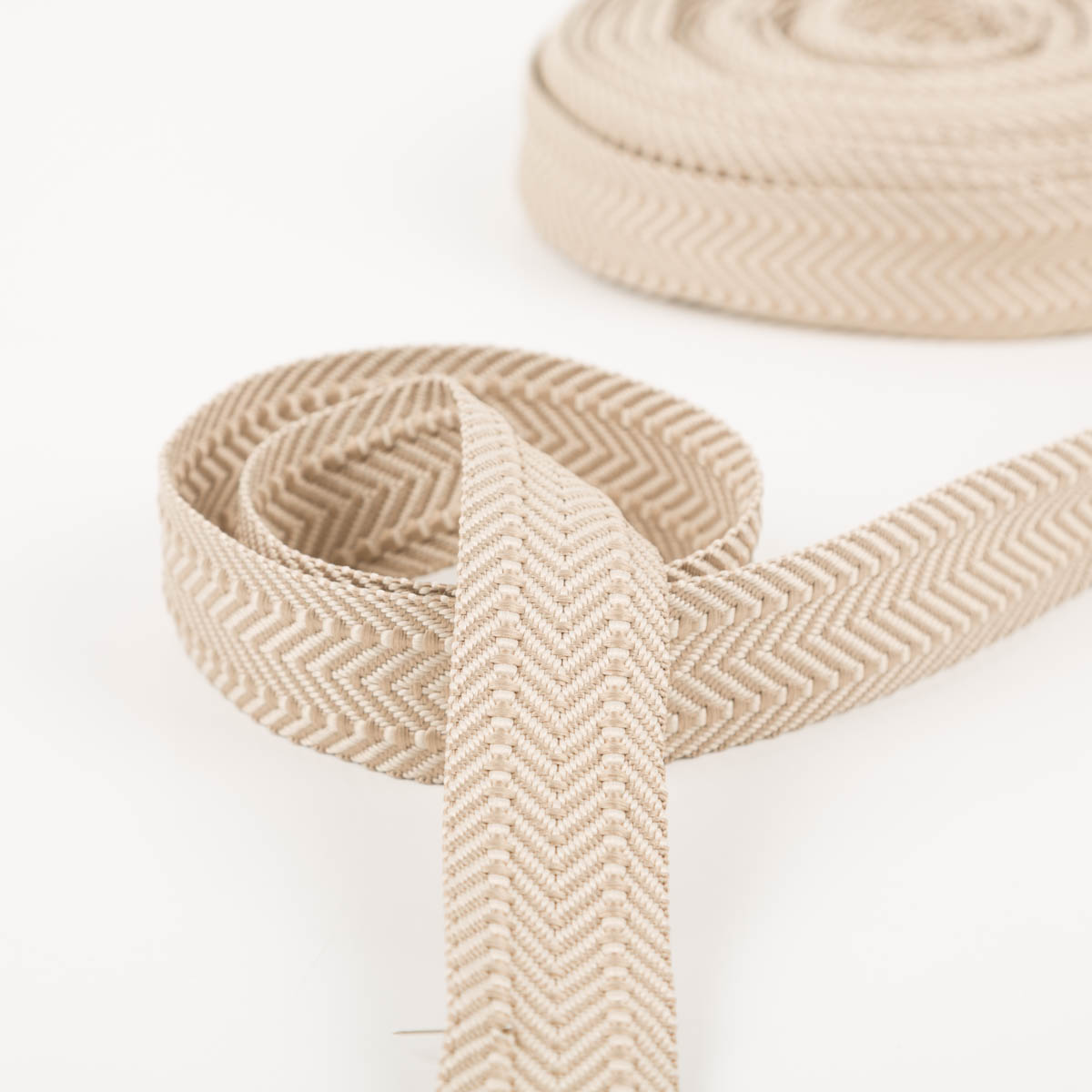 Gurtband doppeltes Zickzack beige 3,8cm zur Schlaufe gelegt vor der Rolle, Vorder- und Rückseite sichtbar