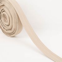 Gurtband doppeltes Zickzack beige 3,8cm auf der Rolle, abgewickeltes Band zeigt das gewebte doppelte Zickzackmuster