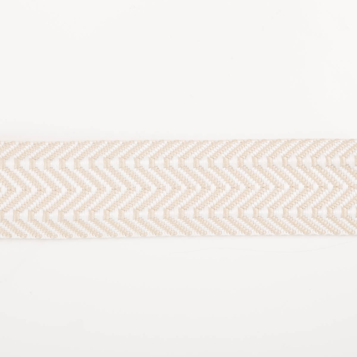 96585-Gurtband-doppeltes-Zickzack-ecru-3-8cm-Breite-IMG-0191.jpg Gurtband doppeltes Zickzack ecru 3,8cm flach liegend in Nahaufnahme, doppeltes Zickzack aus Polyester