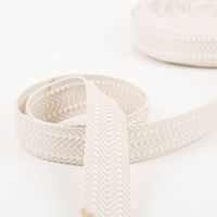 Gurtband doppeltes Zickzack ecru 3,8cm zur Schlaufe gelegt vor der Rolle, Vorder- und Rückseite sichtbar