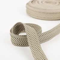 Gurtband doppeltes Zickzack khaki 3,8cm zur Schlaufe gelegt vor der Rolle, Vorder- und Rückseite sichtbar