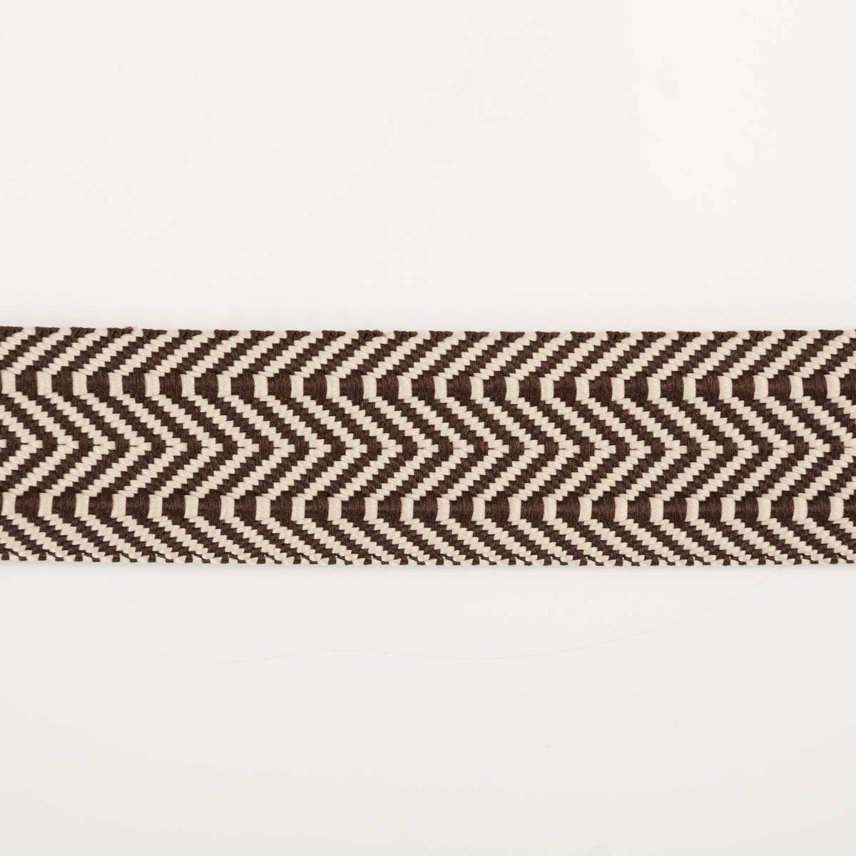 96587-Gurtband-doppeltes-Zickzack-kaffeebraun-3-8cm-Breite-IMG-0218.jpg Gurtband doppeltes Zickzack kaffeebraun 3,8cm flach liegend in Nahaufnahme, doppeltes Zickzack aus Polyester