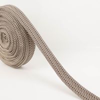 Gurtband doppeltes Zickzack kaffeebraun 3,8cm auf der Rolle, abgewickeltes Band zeigt das gewebte doppelte Zickzackmuster