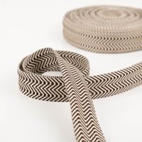 Gurtband doppeltes Zickzack kaffeebraun 3,8cm zur Schlaufe gelegt vor der Rolle, Vorder- und Rückseite sichtbar