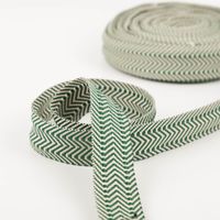 Gurtband doppeltes Zickzack grün 3,8cm zur Schlaufe gelegt vor der Rolle, Vorder- und Rückseite sichtbar