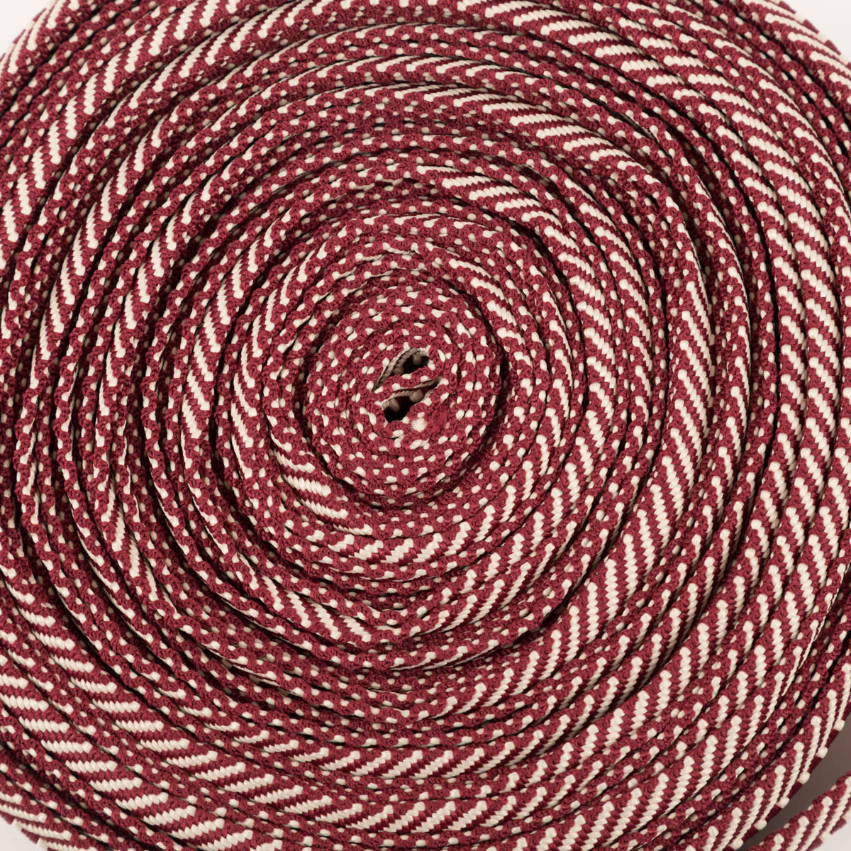 96589-Gurtband-doppeltes-Zickzack-bordeauxrot-3-8cm-Breite-IMG-0231.jpg Gurtband doppeltes Zickzack bordeauxrot 3,8cm von oben, eng aufgewickelte Rolle in Bordeauxrot und Natur