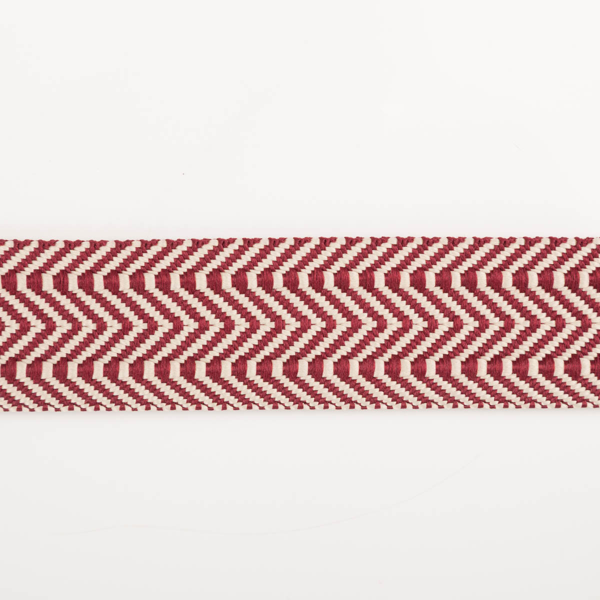 96589-Gurtband-doppeltes-Zickzack-bordeauxrot-3-8cm-Breite-IMG-0233.jpg Gurtband doppeltes Zickzack bordeauxrot 3,8cm flach liegend in Nahaufnahme, doppeltes Zickzack aus Polyester