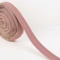 Gurtband doppeltes Zickzack bordeauxrot 3,8cm auf der Rolle, abgewickeltes Band zeigt das gewebte doppelte Zickzackmuster