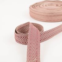 Gurtband doppeltes Zickzack bordeauxrot 3,8cm zur Schlaufe gelegt vor der Rolle, Vorder- und Rückseite sichtbar