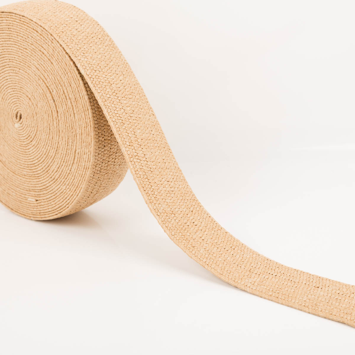 96591-Gurtband-elastisch-Jute-Optik-beige-6cm-Breite-IMG-0248.jpg Gurtband elastisch Jute-Optik beige 6cm auf der Rolle, abgewickeltes Band in geflochtener Jute-Optik