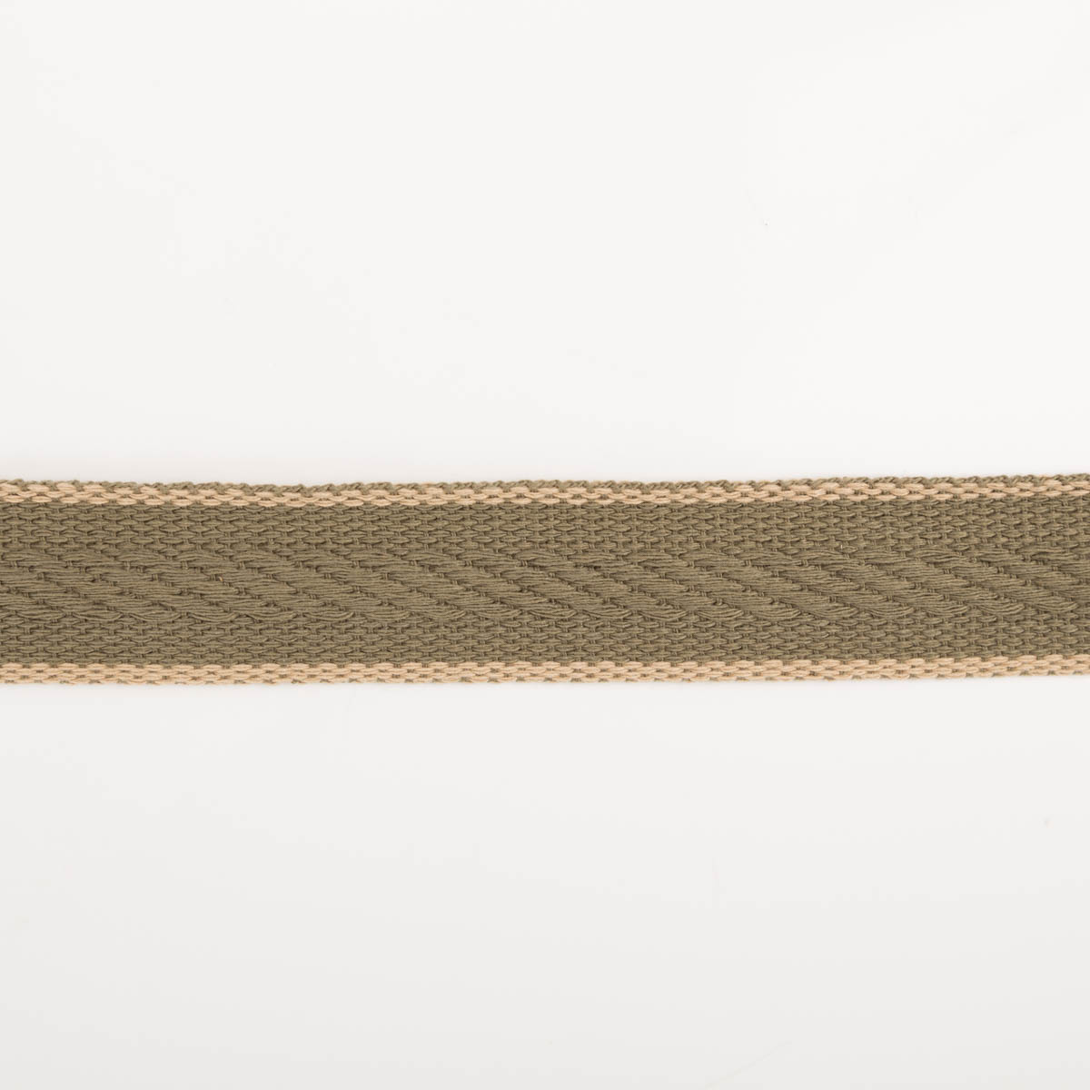 96698-Gurtband-Fischgrat-olivgruen-Breite--4cm-IMG-0339.jpg Gurtband Fischgrat olivgrün 4cm flach liegend in Nahaufnahme, Fischgratmuster aus Baumwolle und Polyester