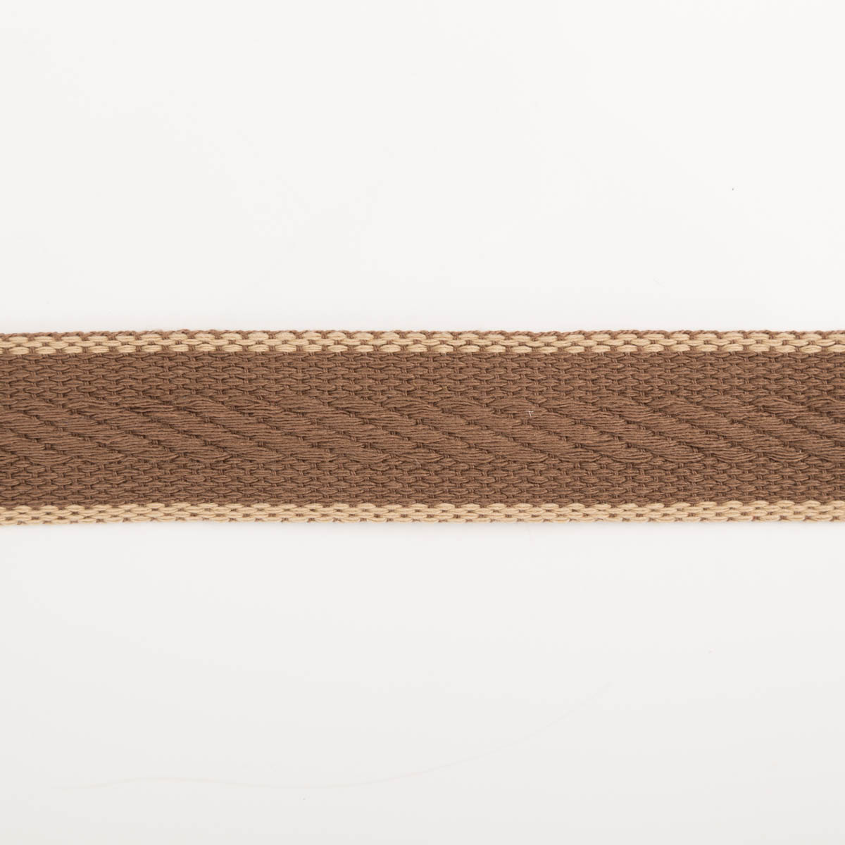 Gurtband Fischgrat braun 4cm flach liegend in Nahaufnahme, Fischgratmuster aus Baumwolle und Polyester