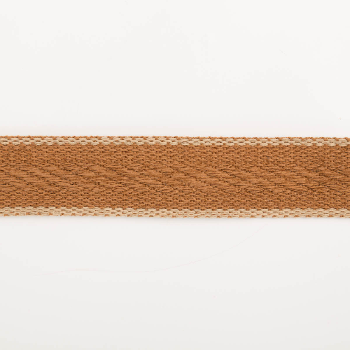 96700-Gurtband-Fischgrat-cognac-Breite--4cm-IMG-0330.jpg Gurtband Fischgrat cognac 4cm flach liegend in Nahaufnahme, Fischgratmuster aus Baumwolle und Polyester