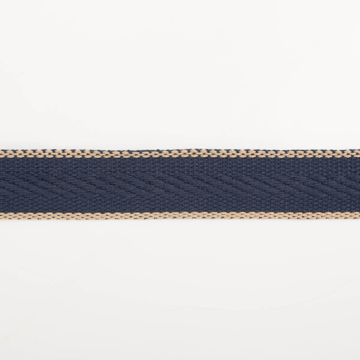 Gurtband Fischgrat dunkelblau 4cm flach liegend in Nahaufnahme, Fischgratmuster aus Baumwolle und Polyester