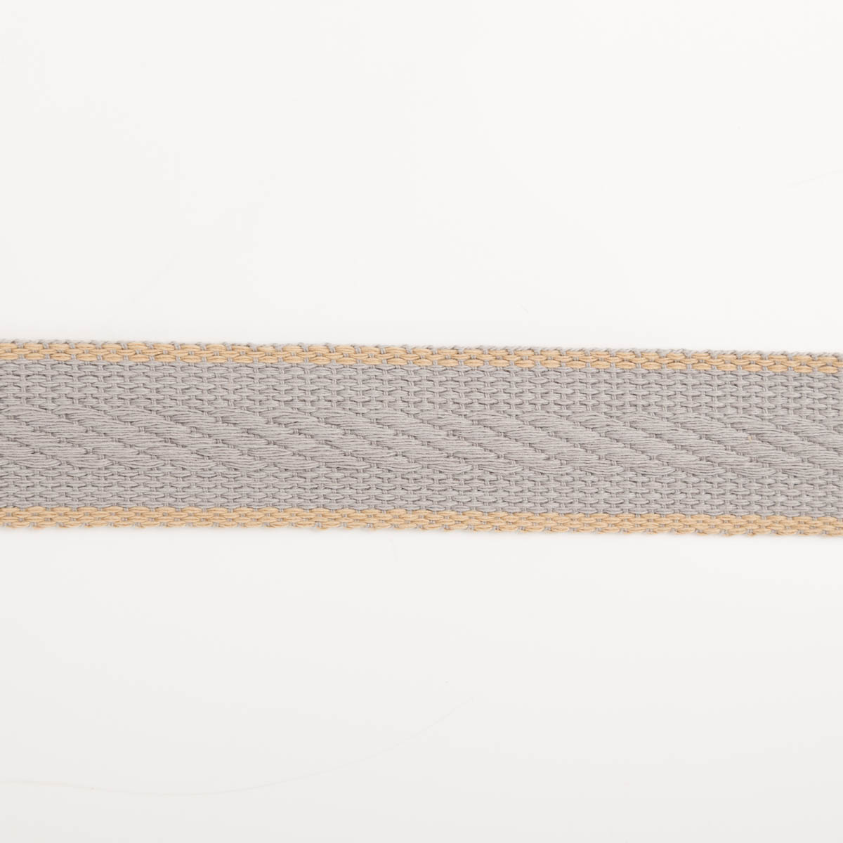 96702-Gurtband-Fischgrat-hellgrau-Breite--4cm-IMG-0344.jpg Gurtband Fischgrat hellgrau 4cm flach liegend in Nahaufnahme, Fischgratmuster aus Baumwolle und Polyester