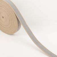 Gurtband Fischgrat hellgrau 4cm auf der Rolle, abgewickeltes Band mit heller Webkante