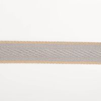 Gurtband Fischgrat hellgrau 4cm flach liegend in Nahaufnahme, Fischgratmuster aus Baumwolle und Polyester
