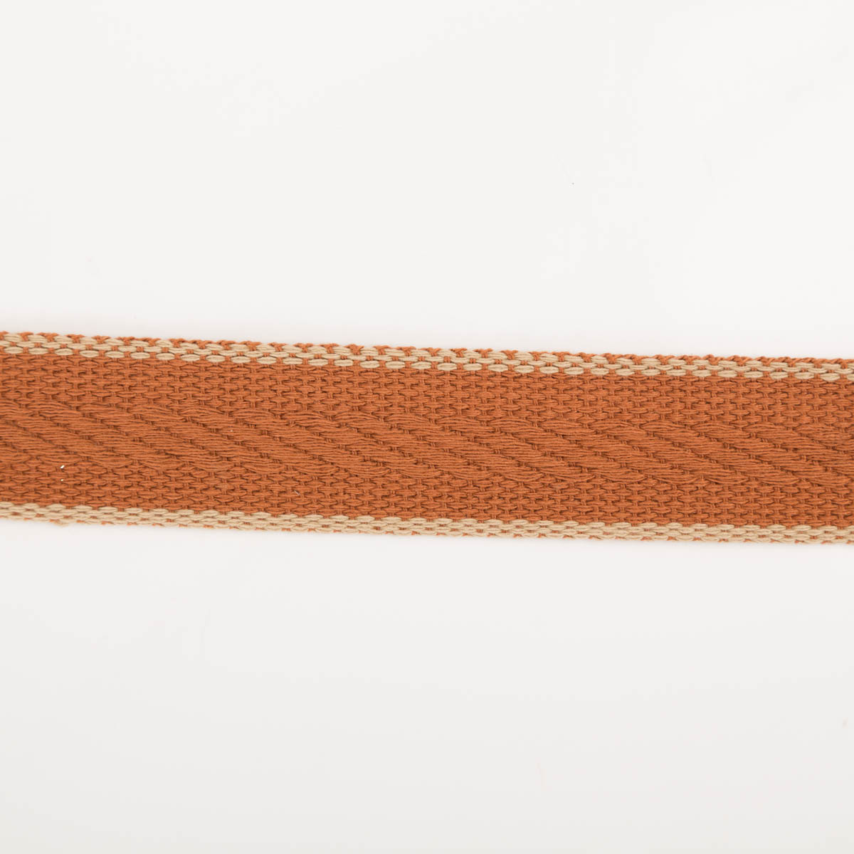 96703-Gurtband-Fischgrat-ziegelrot-Breite--4cm-IMG-0335.jpg Gurtband Fischgrat ziegelrot 4cm flach liegend in Nahaufnahme, Fischgratmuster aus Baumwolle und Polyester