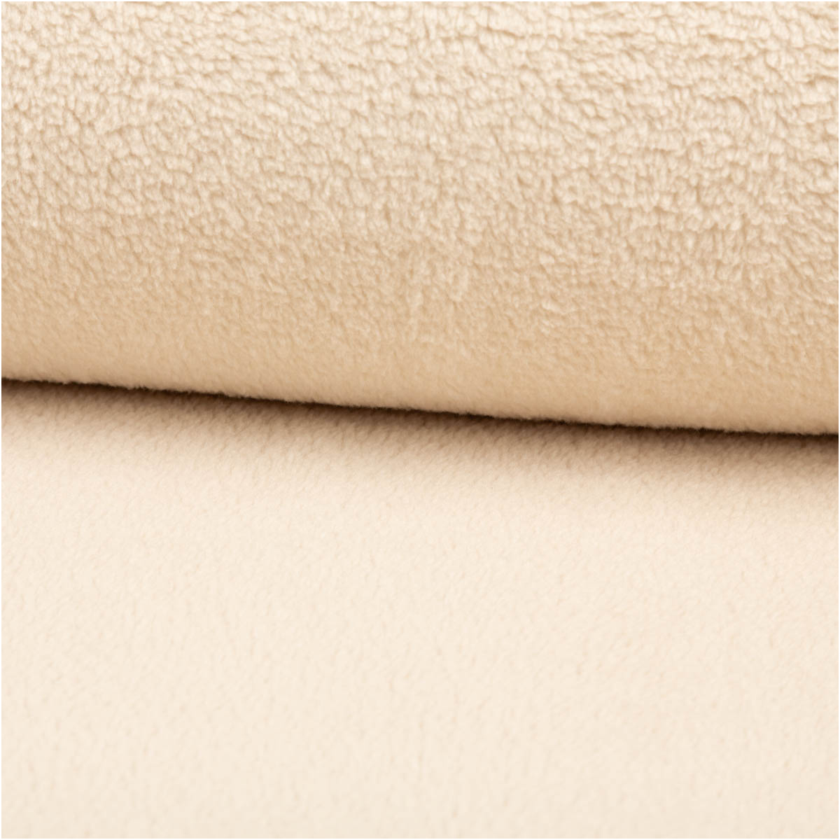Teddystoff Kunstfell Sherpa uni beige 1,55m Breite Beiger Kunstfellstoff als Rolle, Nahaufnahme mit Sicht auf weiche, strukturierte Oberfläche