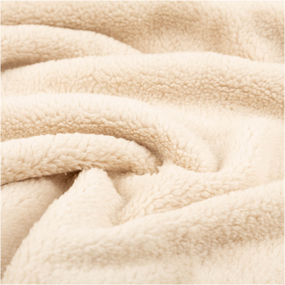 Teddystoff Kunstfell Sherpa uni beige 1,55m Breite Beiger Sherpa-Stoff in Falten gelegt, weiches Kunstfell mit strukturierter Oberfläche
