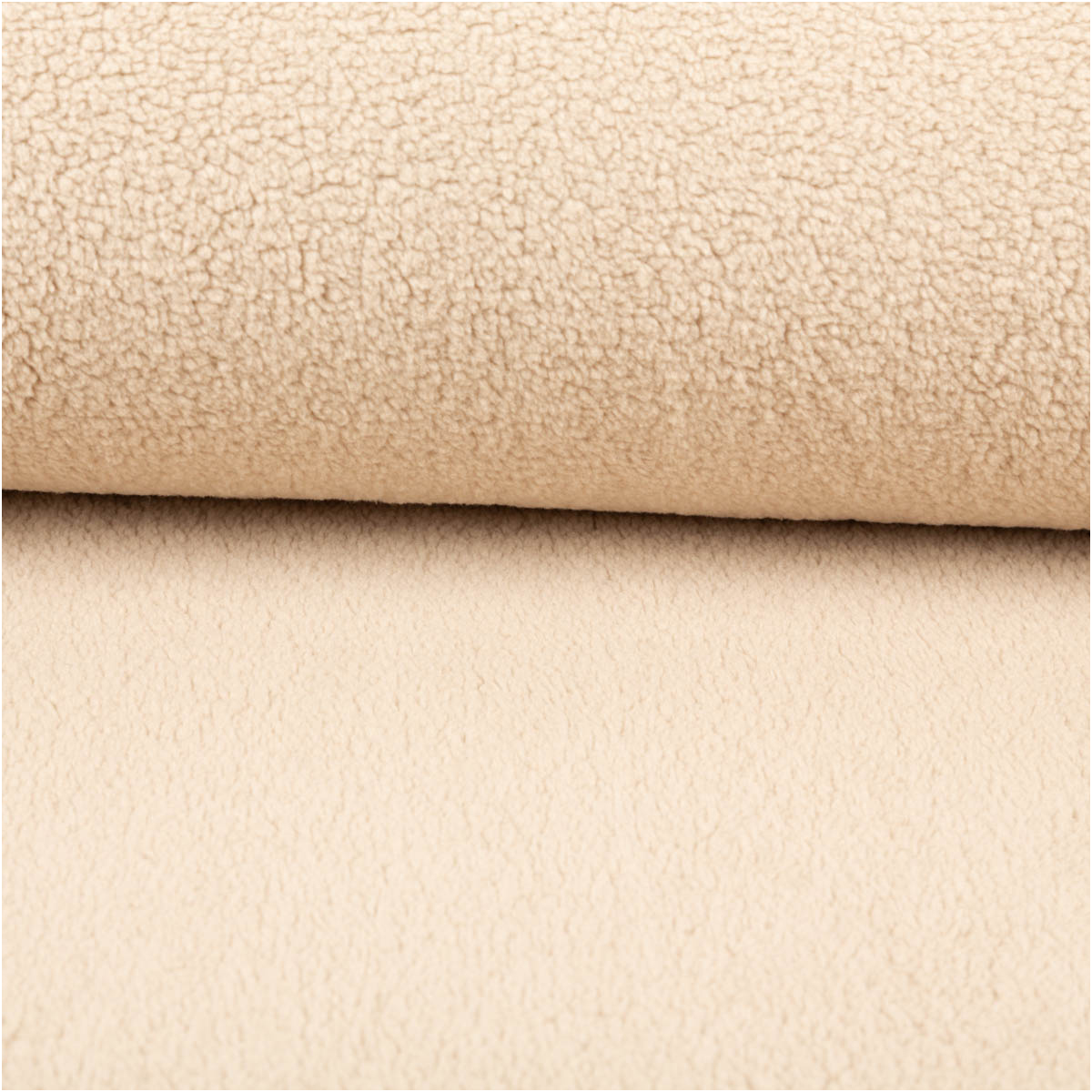 Teddystoff Kunstfell Sherpa uni sand 1,55m Breite beiger Sherpa Kunstfell Stoff als Rolle, Nahaufnahme der Oberfläche mit flauschiger Struktur
