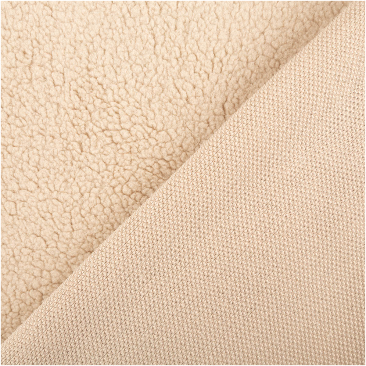 Teddystoff Kunstfell Sherpa uni sand 1,55m Breite zwei Ansichten von sandfarbenem Kunstfellstoff, eine flauschige und eine glatte, texturierte Oberfläche
