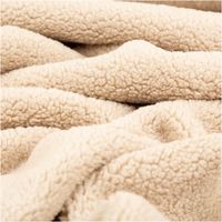 Teddystoff Kunstfell Sherpa uni sand 1,55m Breite beiger Kunstfellstoff mit sherpaartiger Struktur, in Falten gelegt, flauschige Oberfläche in Nahaufnahme