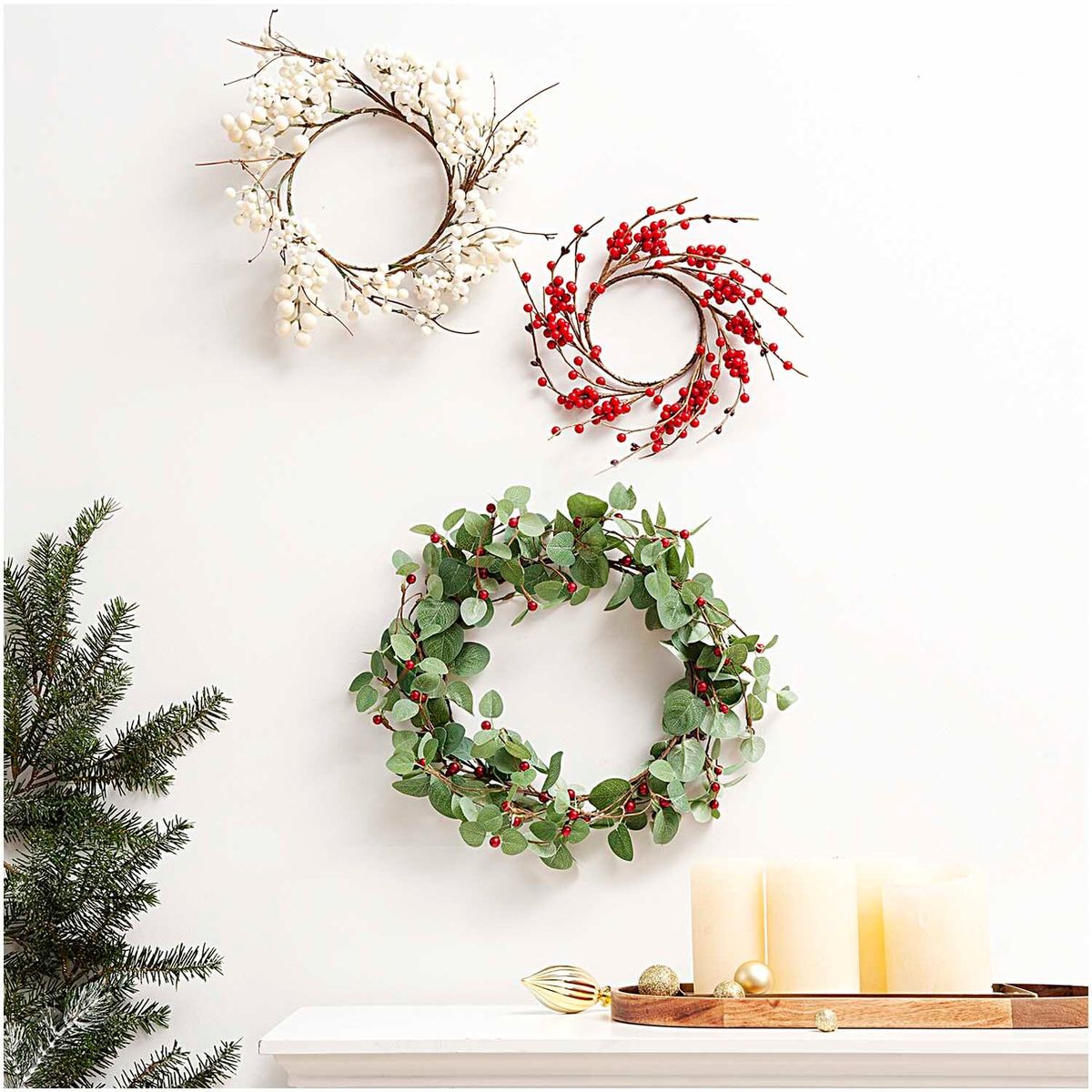 Deko-Idee: Eukalyptuskranz mit roten Beeren Ø 25,5 cm von Rico Design Deko-Idee: Eukalyptuskranz mit roten Beeren Ø 25,5 cm von Rico Design