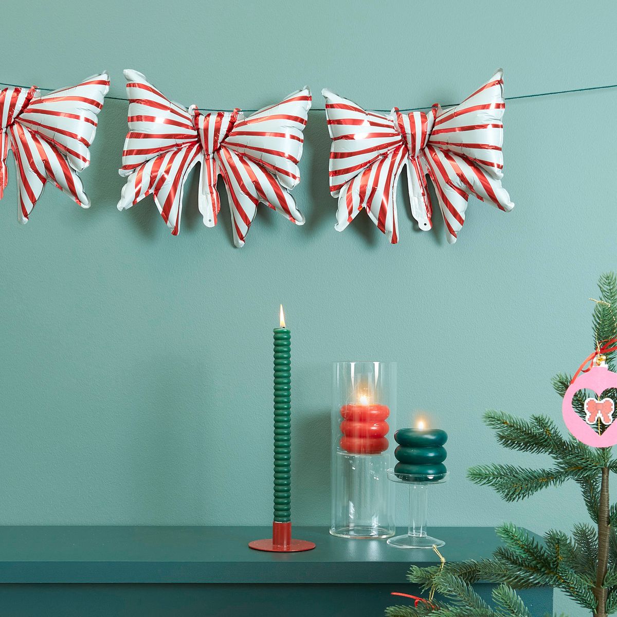 Deko-Idee: Mini-Folienballons Schleife rot-weiß 5 Stück von Rico Design