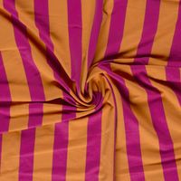 French Terry Stoff beere ocker gedreht – zeigt den weichen Fall des Sommersweats