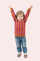Kind im Sweatshirt aus French Terry mit Blockstreifen beere ocker – Nähbeispiel Kind im Sweatshirt aus French Terry mit Blockstreifen beere ocker – Nähbeispiel
