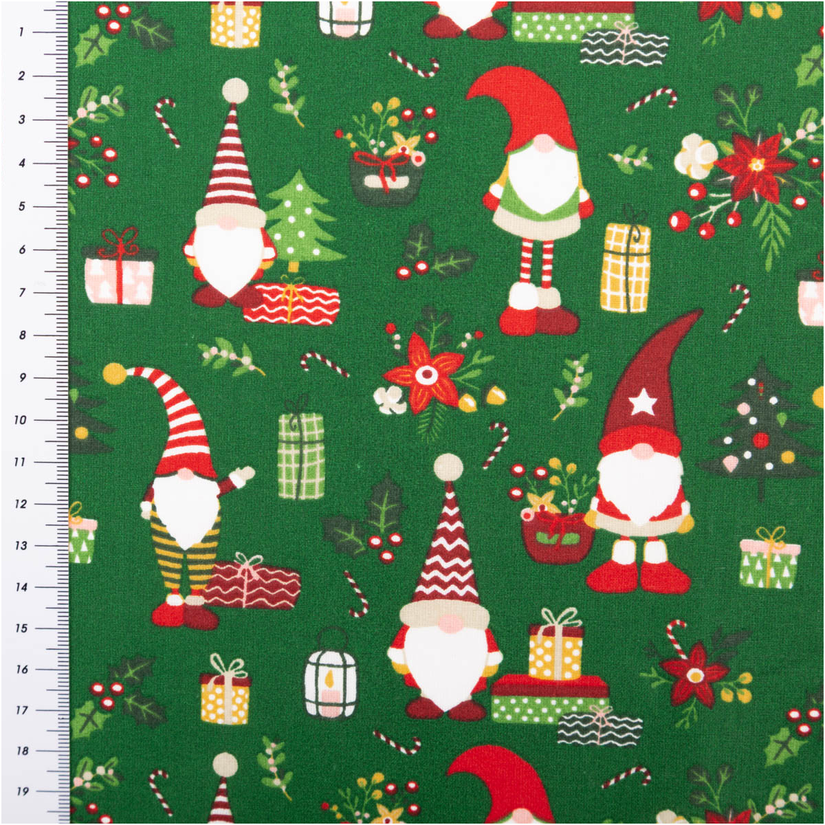 Baumwollstoff Perkal Weihnachten Wichtel Lutin dunkelgrün rot 1,5m Breite Baumwollstoff mit Perkalmotiv auf grünem Grund, Weihnachtswichtel, Geschenke, Nahaufnahme mit Lineal