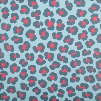 Regenjackenstoff Aqua Protect wasserdicht soft Leomuster hellblau pink petrol 145cm Breite Nahaufnahme von wasserabweisendem Stoff mit Leo-Muster in hellblau, pink und petrol