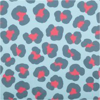 Regenjackenstoff Aqua Protect wasserdicht soft Leomuster hellblau pink petrol 145cm Breite Detailaufnahme von Softshell mit Leopardenmuster in blauen, pinken und petrolfarbenen Tönen