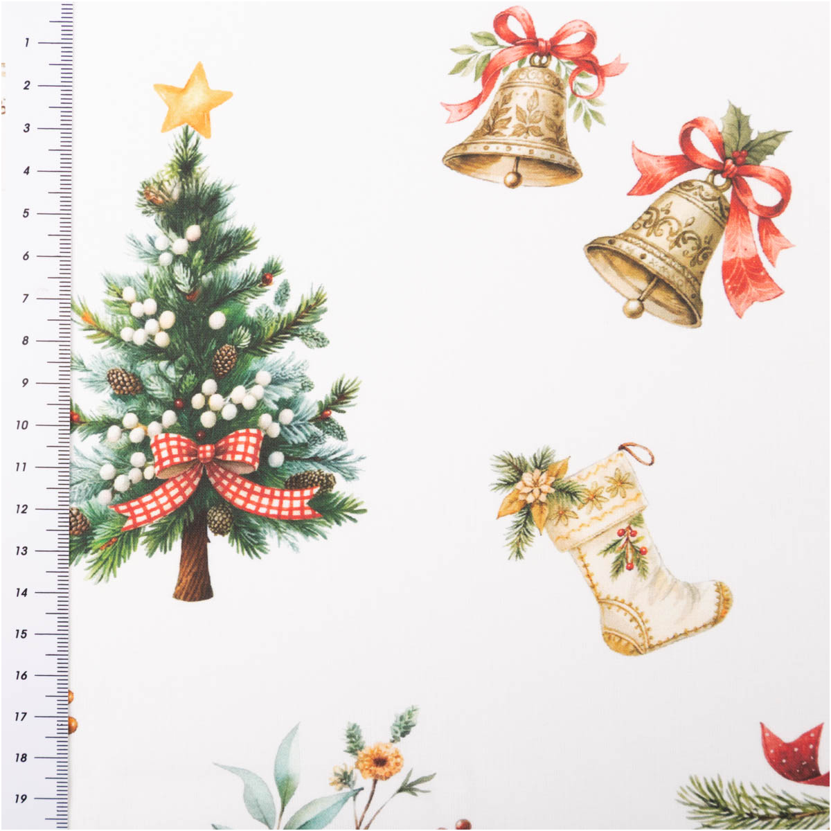 Baumwollstoff Perkal Weihnachten Vintage Tannenzweige Uncle Harry weiß bunt 1,5m Breite weißer Perkal mit grünen Tannenzweigen, goldenen Glocken und Weihnachtsstrumpf, links Maßband