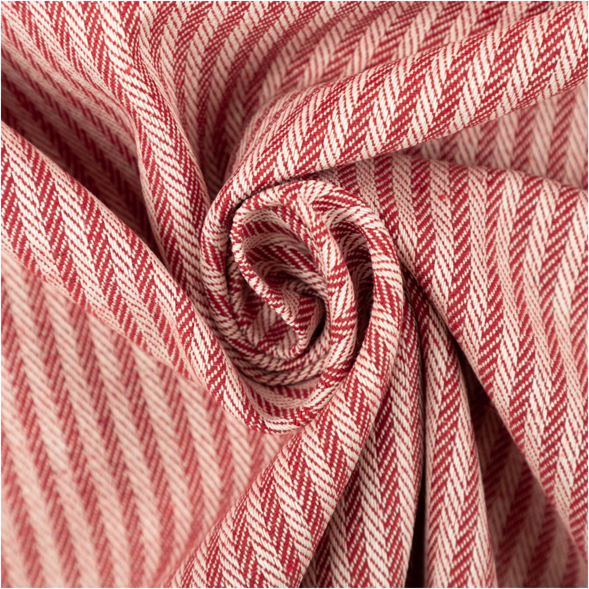 Dekostoff Dobby Streifen 3mm rot beige 1,40m Breite Stoff mit rot-beigem Streifenmuster in einer Spirale gelegt, feine Dobby-Struktur gut sichtbar