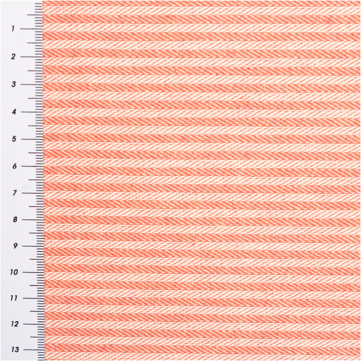 Dekostoff Dobby Streifen 3mm koralle beige 1,40m Breite Koralle-beiger Dobby-Stoff mit feinen Streifen, ausgebreitet neben Maßskala, Struktur deutlich sichtbar