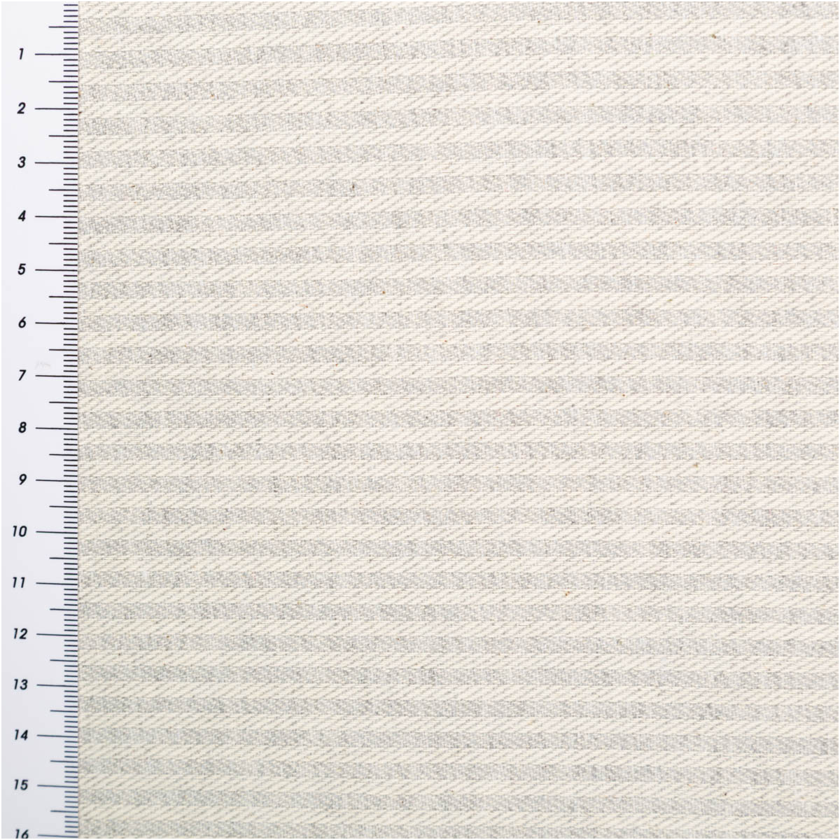 Dekostoff Dobby Streifen 3mm hellgrau beige 1,40m Breite hellgrau-beiger Dobby Stoff mit feinen Streifen, flach ausgebreitet und links Maßband zur Größendarstellung