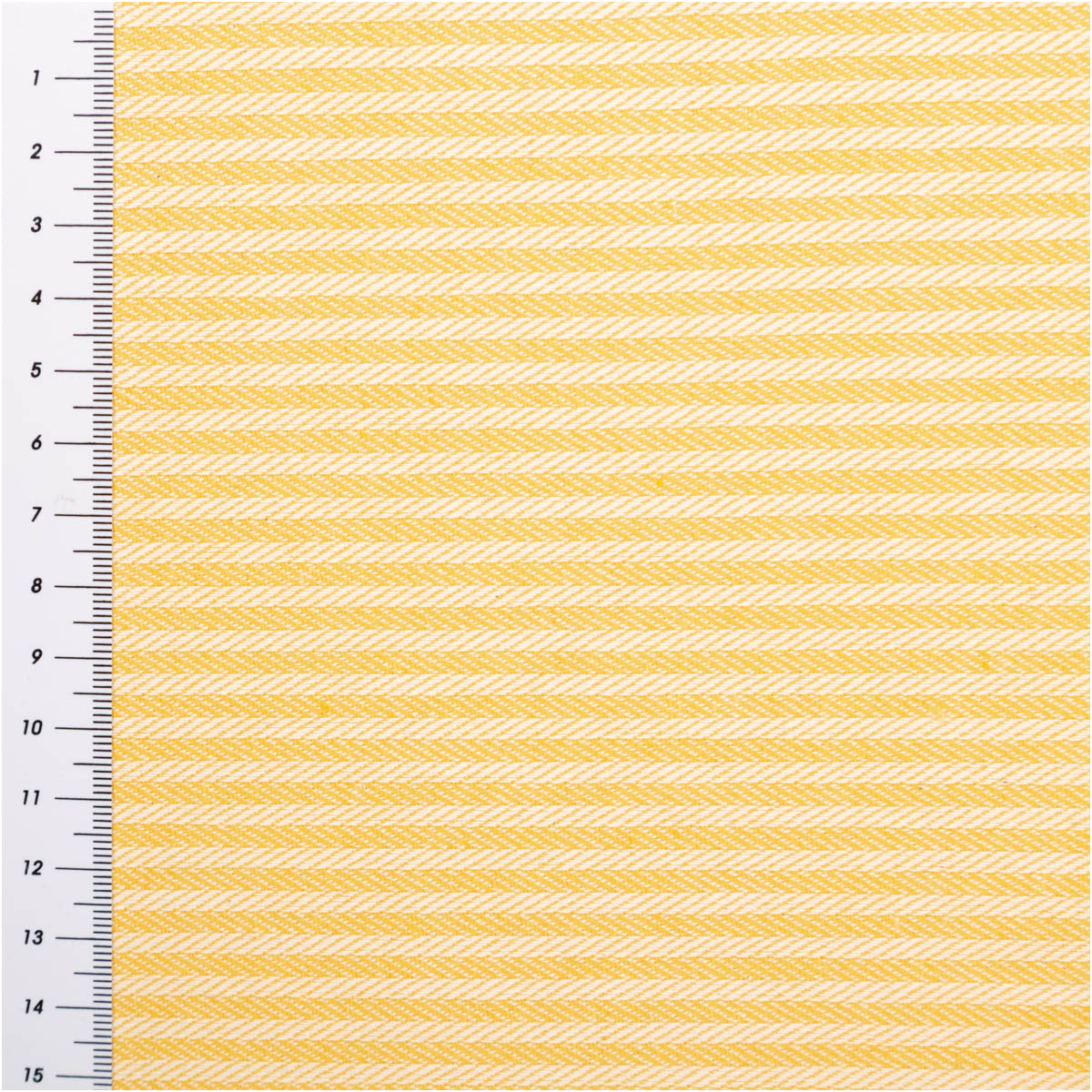 Dekostoff Dobby Streifen 3mm gelb beige 1,40m Breite gelb-beiger Dobby-Stoff mit diagonalen Streifen, flach ausgebreitet, links ein Maßband in Nahaufnahme