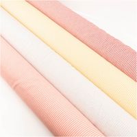 Dekostoff Dobby Streifen 3mm gelb beige 1,40m Breite gestreifte Stoffrollen in Gelb und Beige sowie Rosa-Tönen, nebeneinander auf hellem Untergrund angeordnet
