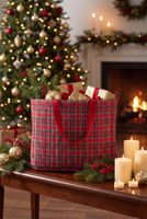 Tartan-Tasche mit Geschenken vor Weihnachtsbaum und Kamin Tartan-Tasche mit Geschenken vor Weihnachtsbaum und Kamin