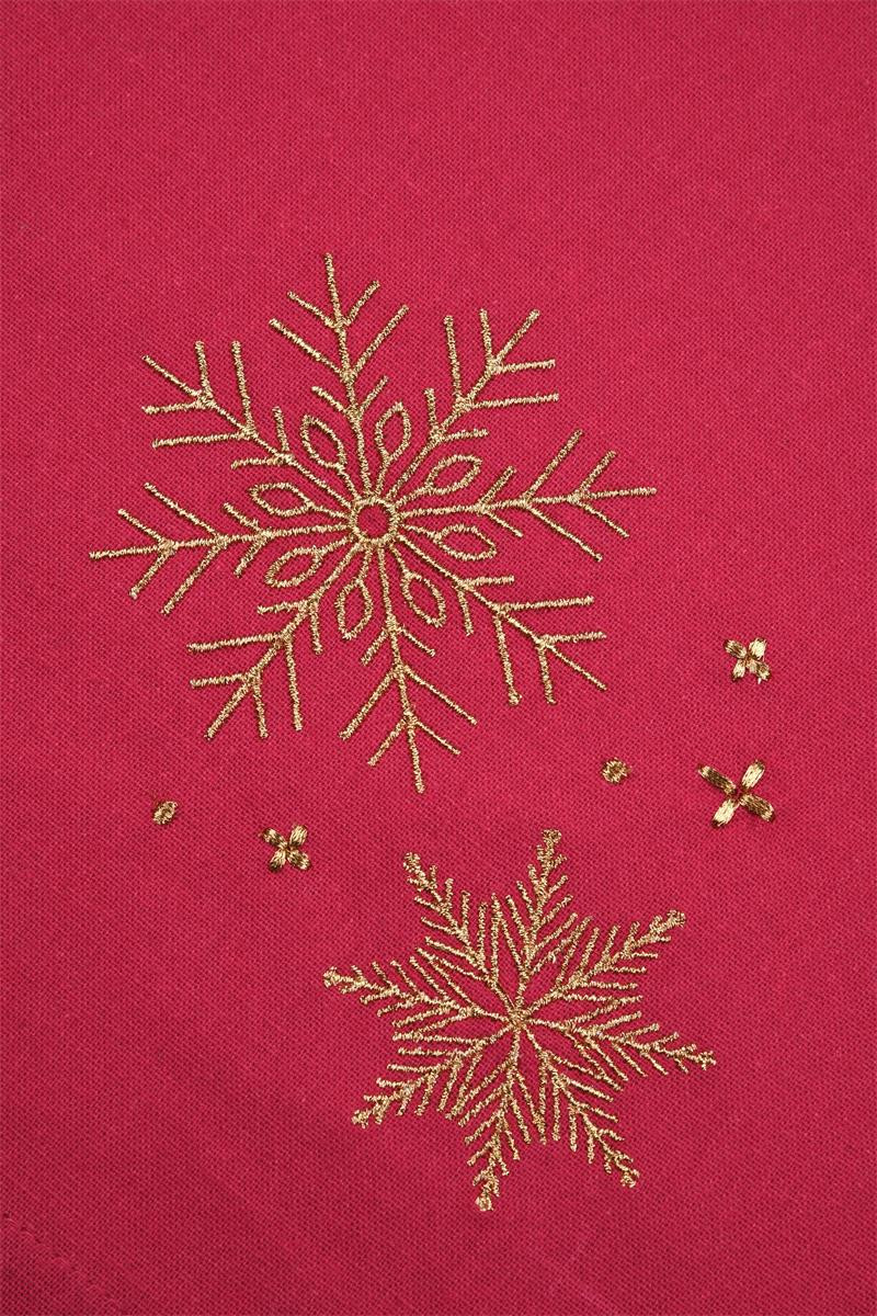 Nahaufnahme goldene Schneeflocken-Stickerei auf rotem Platzset