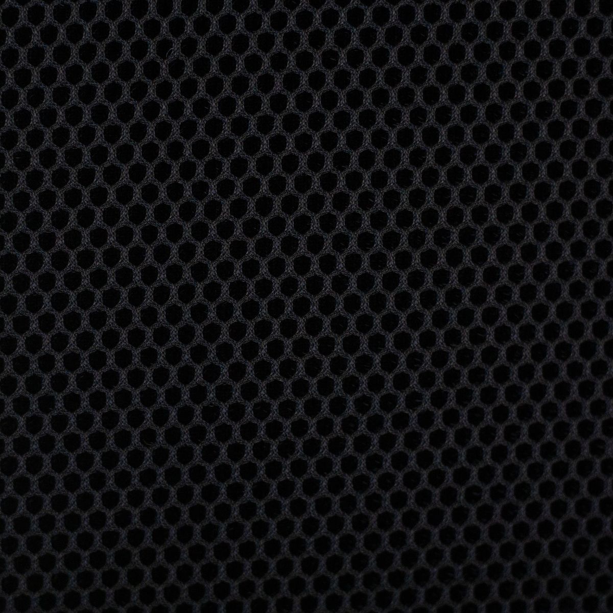 Nahaufnahme Mesh Stoff schwarz – 3D Waben im 10-cm-Detail, atmungsaktiv Nahaufnahme Mesh Stoff schwarz – 3D Waben im 10-cm-Detail, atmungsaktiv