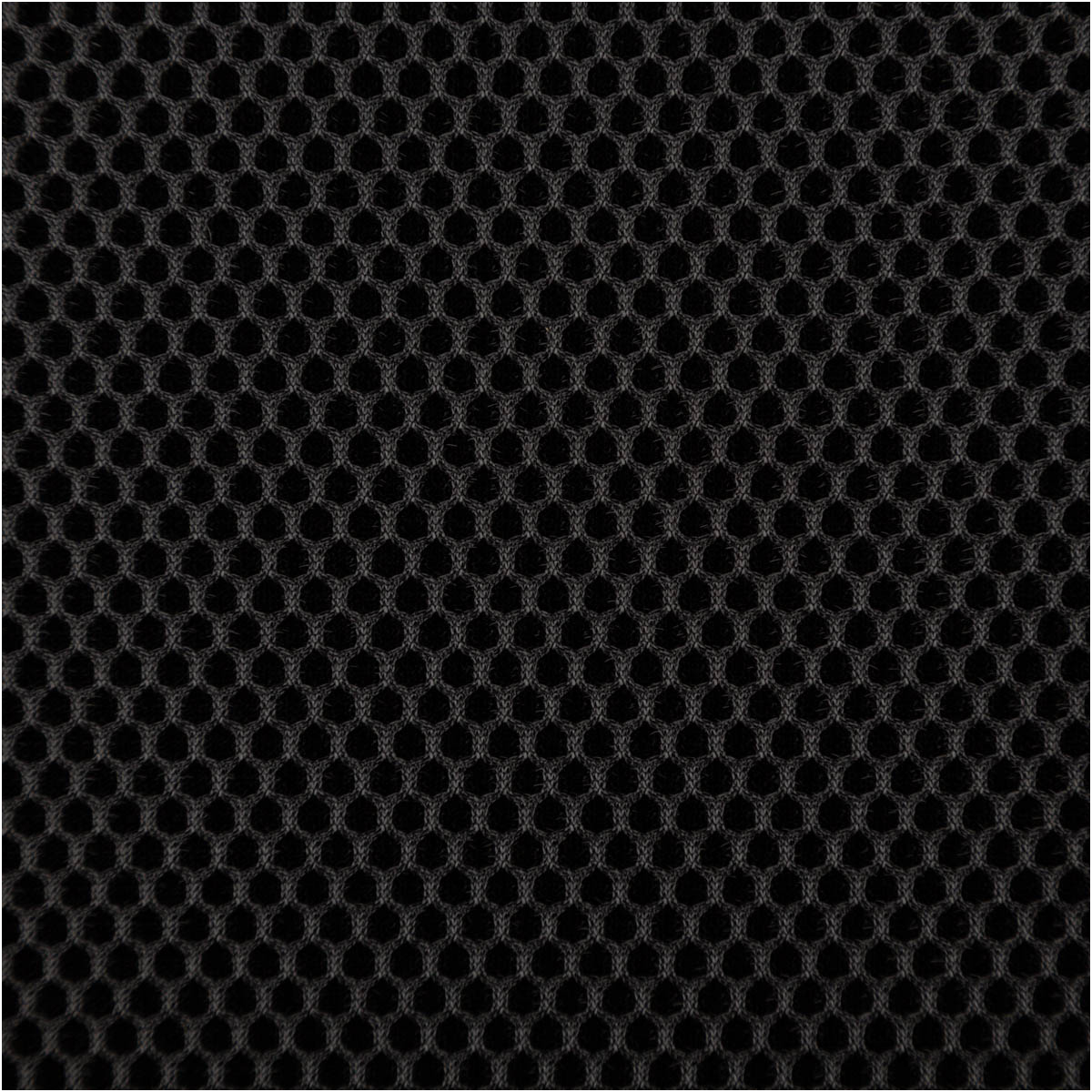 Mesh Stoff 3D Wabenstruktur Martindale 30.000 schwarz 150cm Stoffbreite Makroaufnahme von schwarzem Mesh Material mit grober 3D Wabenstruktur