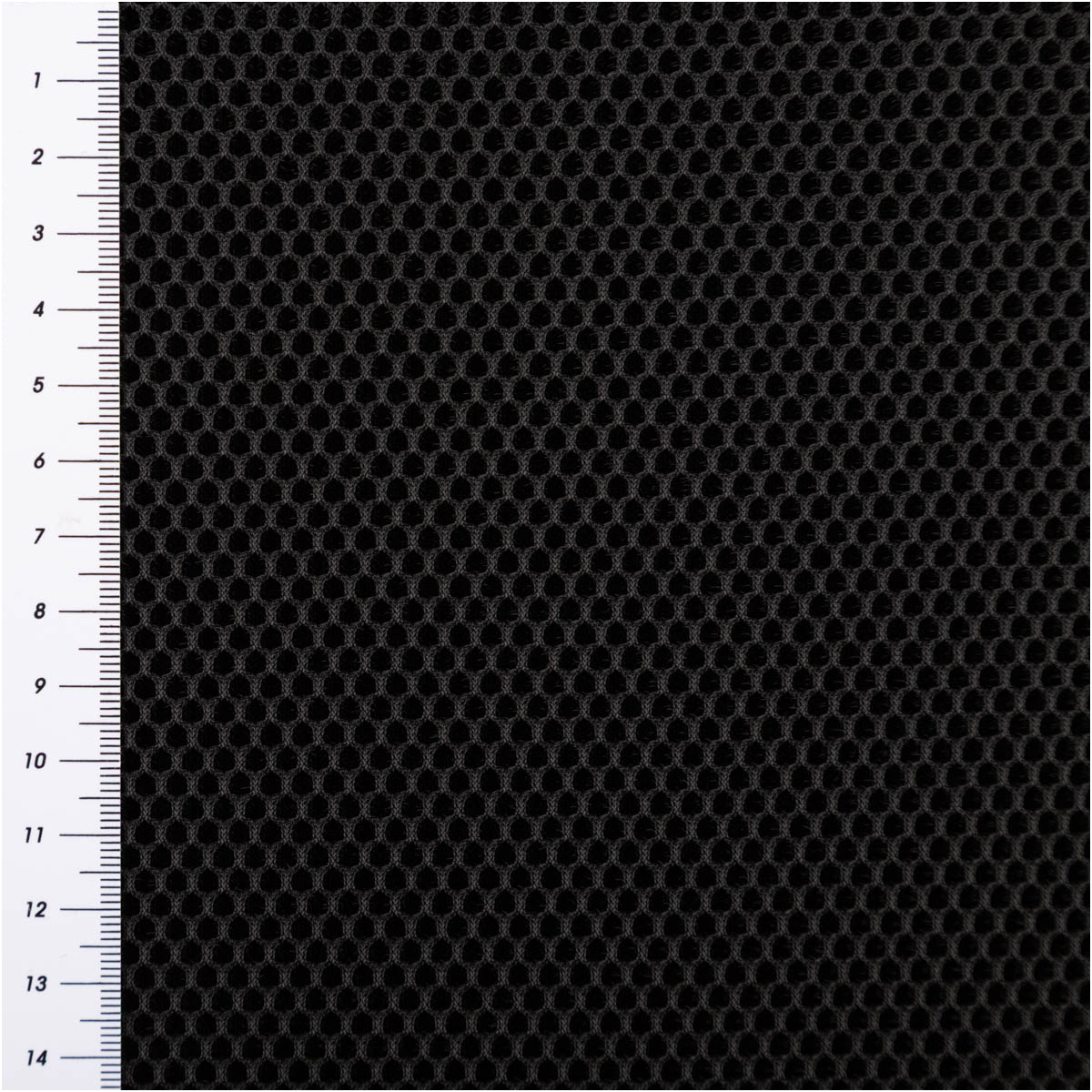 Mesh Stoff 3D Wabenstruktur Martindale 30.000 schwarz 150cm Stoffbreite schwarzer 3D Mesh Stoff mit Wabenstruktur und Maßband am linken Rand, flach ausgebreitet