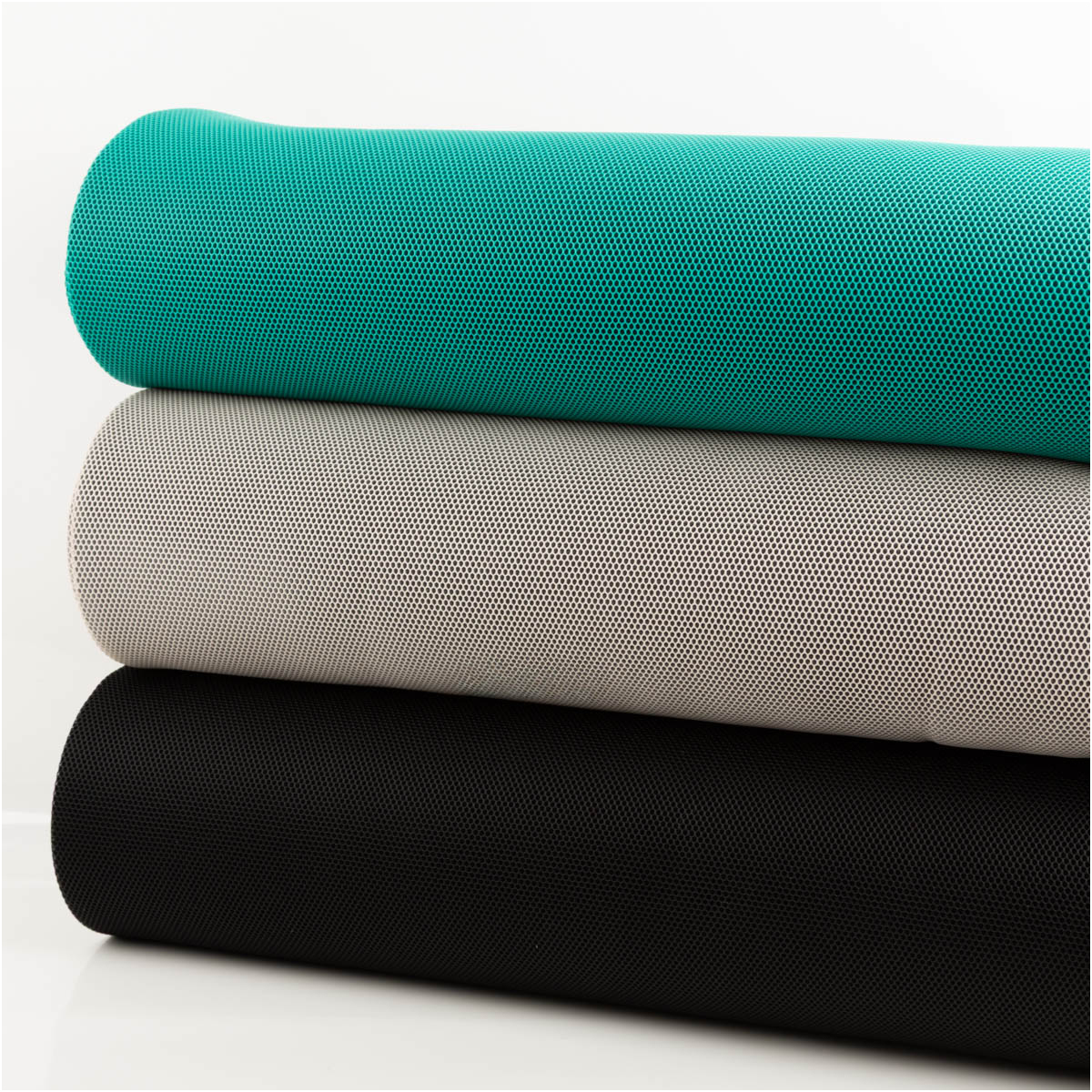 Mesh Stoff 3D Wabenstruktur Martindale 30.000 schwarz 150cm Stoffbreite drei Rollen Mesh Stoff in Schwarz, Beige und Türkis mit markanter 3D Wabenstruktur seitlich gestapelt