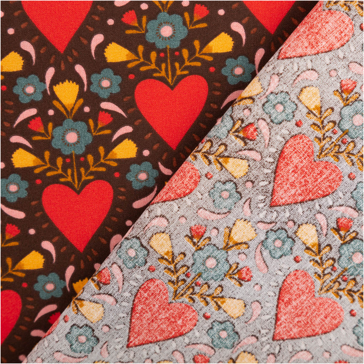 Baumwollstoff Popeline mit Herz und Blumen Motiv, Vorder- und Rückseite aufgeschlagen, Muster und Farben gut erkennbar